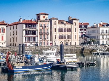 Bateaux de pêche amarrés devant les façades du port de Saint-Jean-de-Luz