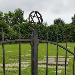 Portail en fer forgé surmonté d'une étoile de David, à l'entrée du cimetière juif de La Bastide-Clairence