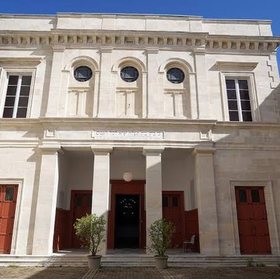 Façade néoclassique de la synagogue de Bayonne, avec ses colonnes et ses portes rouges